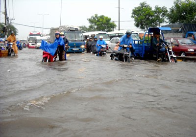 High tide floods a street in Thu Duc District of HCMC (File Photo: SGGP) High tide floods a street in Thu Duc District of HCMC (File Photo: SGGP)